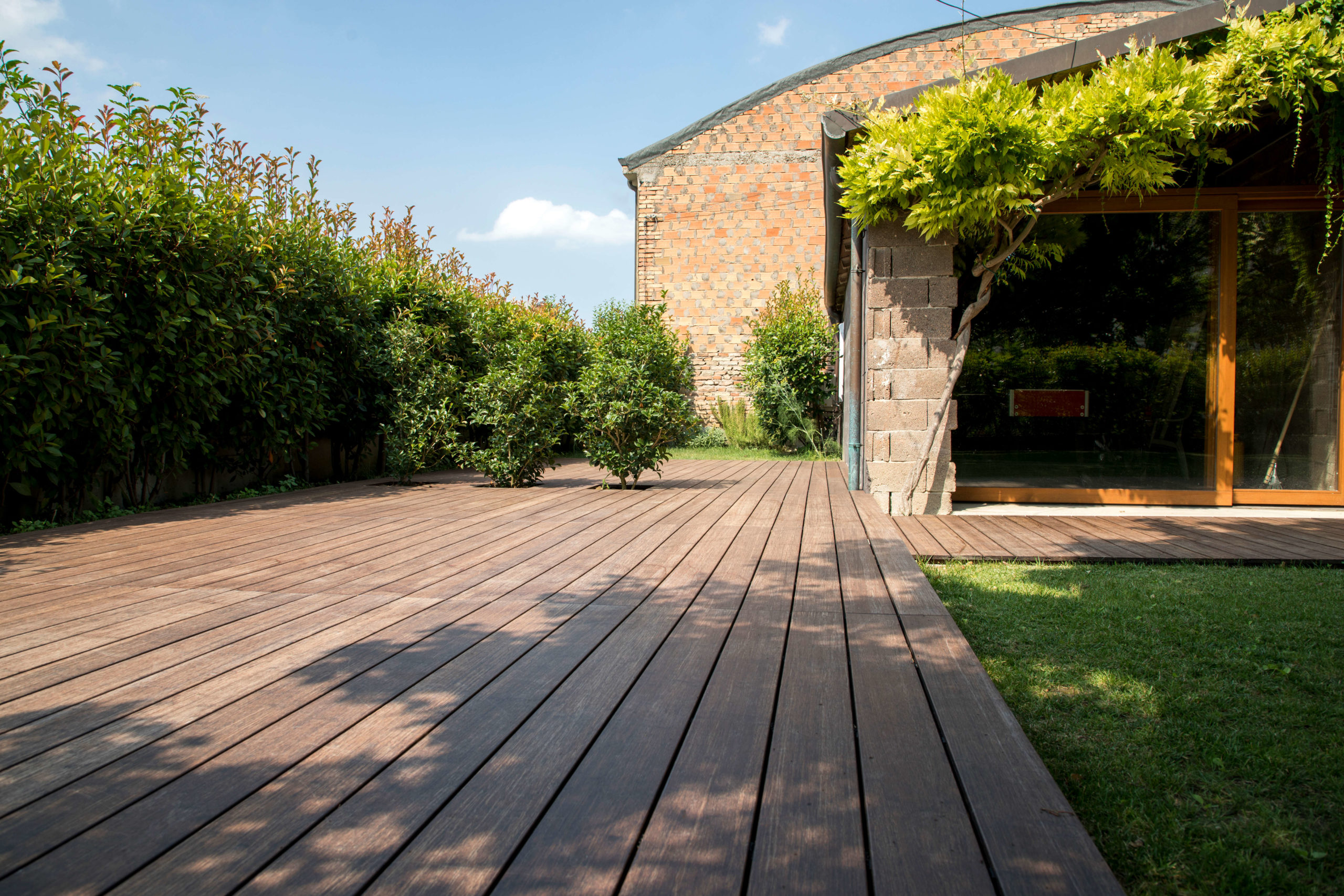 Lo sai che… sole e pioggia degradano il tuo decking e legno da esterno?